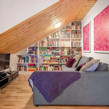 Ski-in Out Apt, Private Sauna, Sleeps 9 *