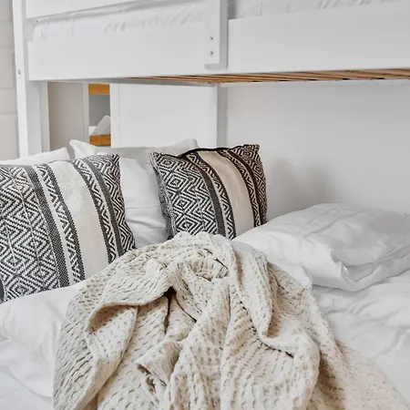 Ski-in Out Apt, Private Sauna, Sleeps 9 *